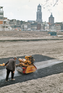 831380 Afbeelding van het walsen van een strook asfalt op de toekomstige Catharijnebaan te Utrecht.